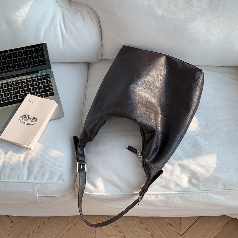 Skanto | PUFFYPOUCH – Myk PU-lær dumpling tote for et leken, chic utseende