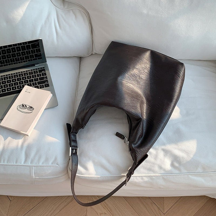 Skanto | PUFFYPOUCH – Myk PU-lær dumpling tote for et leken, chic utseende