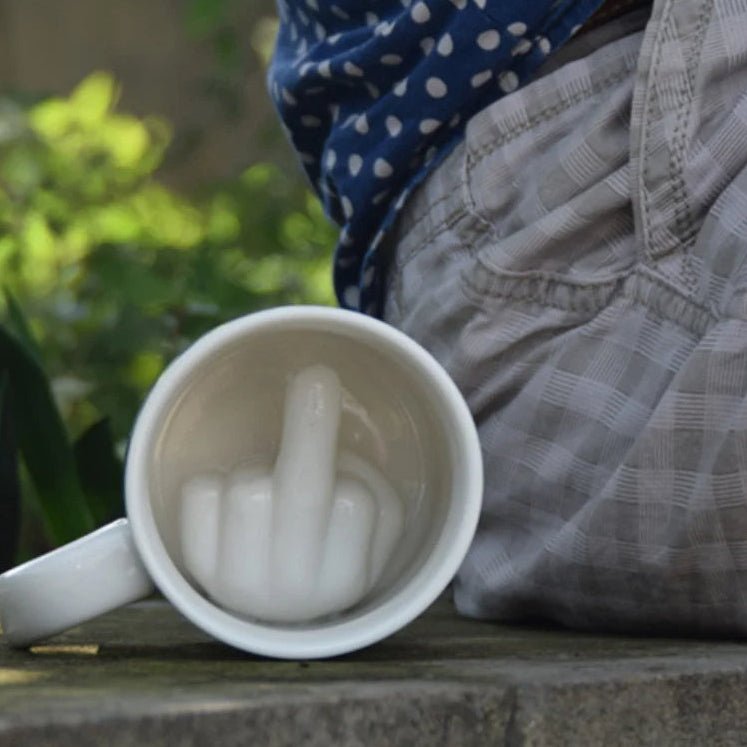 Skanto | REBELSIP – Morsom keramisk kaffekopp med skjult midtfinger-design