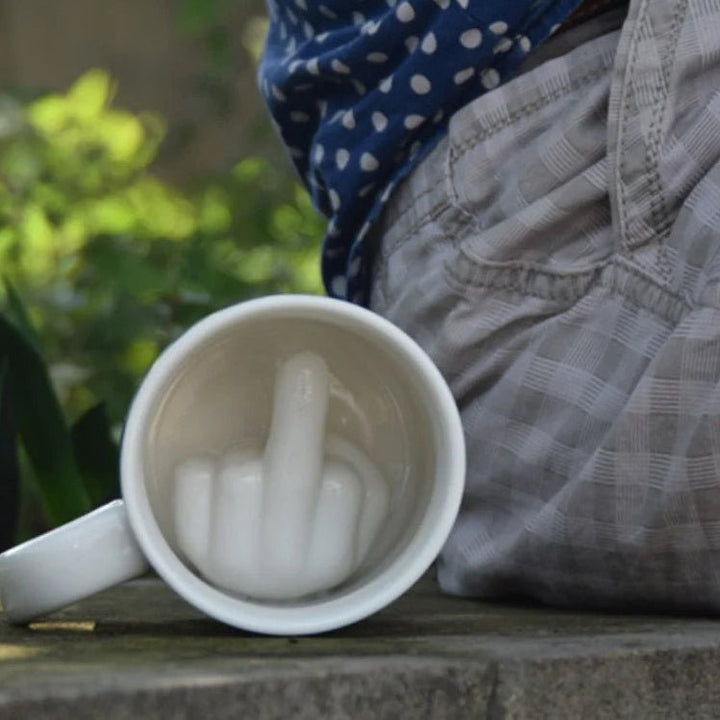 Skanto | REBELSIP – Morsom keramisk kaffekopp med skjult midtfinger-design
