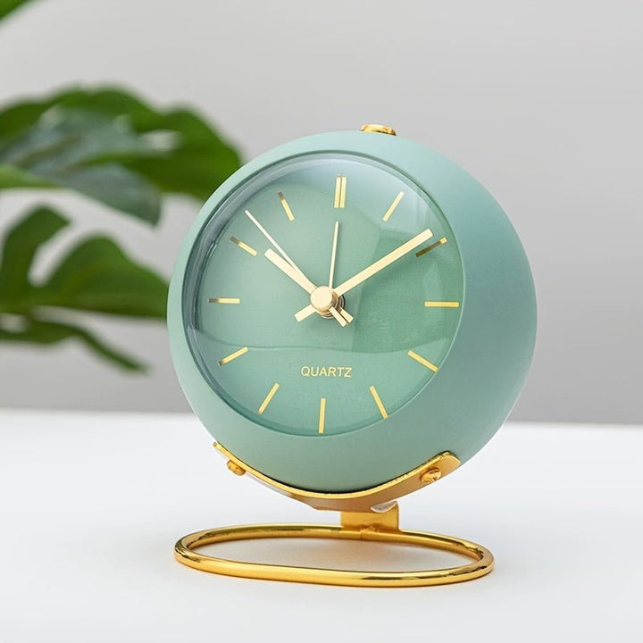 Skanto | Buzzley Retro Stille Vekkerklokke – Vintage Metall Analog Klokke med Nattlys