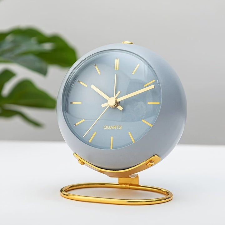 Skanto | Buzzley Retro Stille Vekkerklokke – Vintage Metall Analog Klokke med Nattlys
