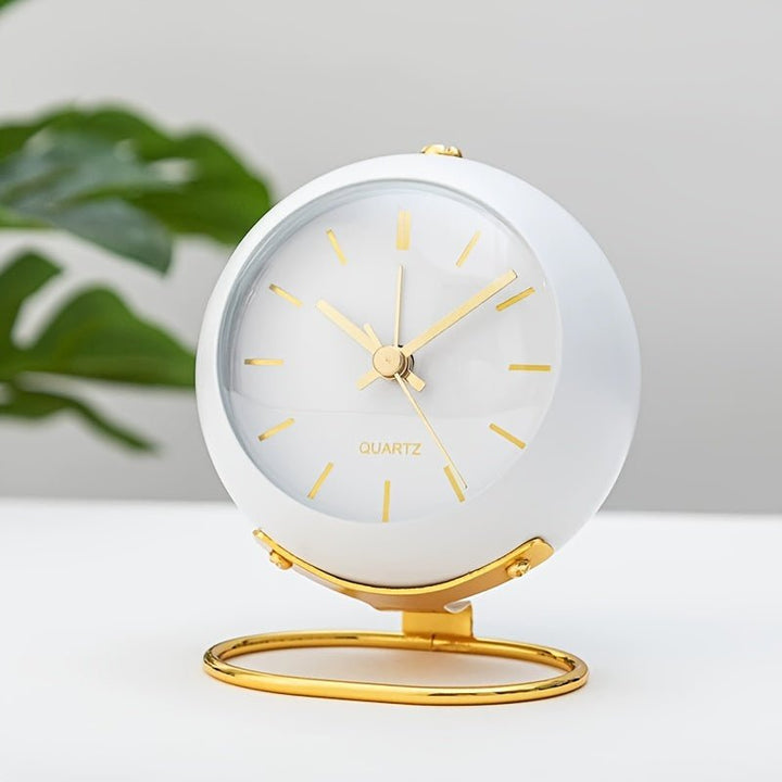 Skanto | Buzzley Retro Stille Vekkerklokke – Vintage Metall Analog Klokke med Nattlys