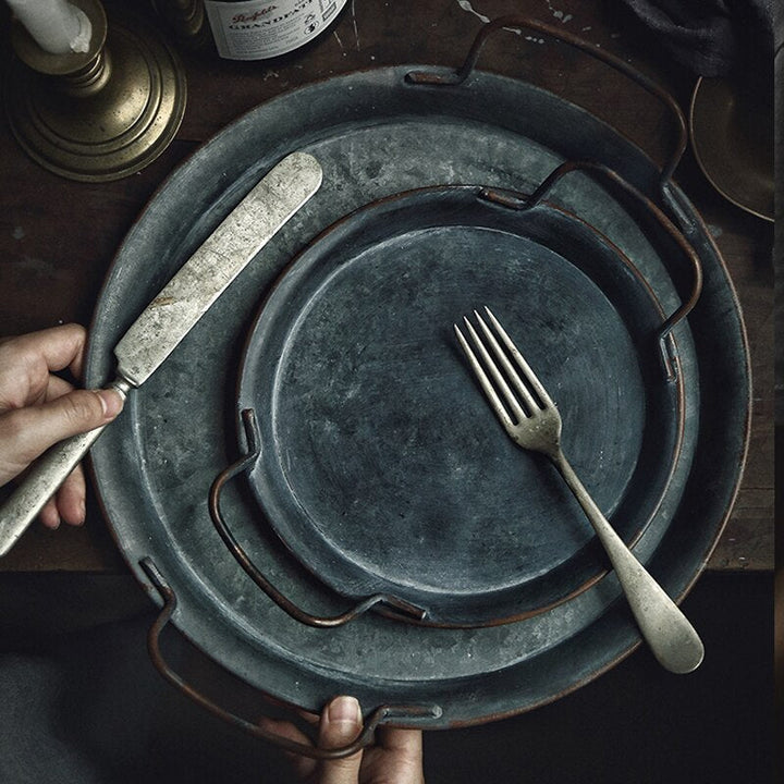 Retro metallplate med håndtak Håndlaget vintage lagrings brødbrett | Skanto