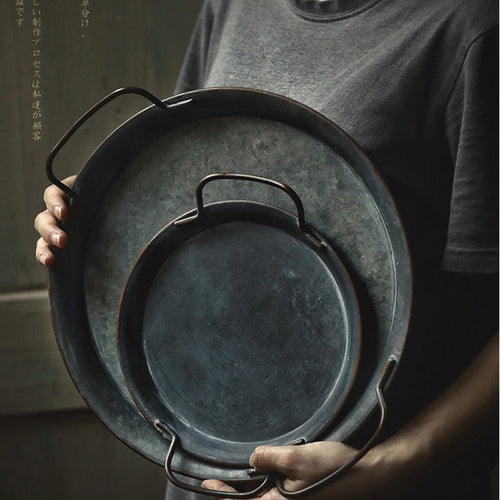 Retro metallplate med håndtak Håndlaget vintage lagrings brødbrett | Skanto