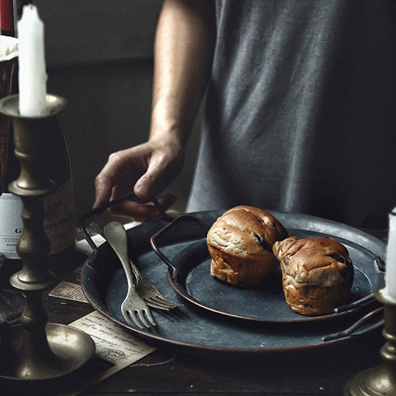 Retro metallplate med håndtak Håndlaget vintage lagrings brødbrett | Skanto