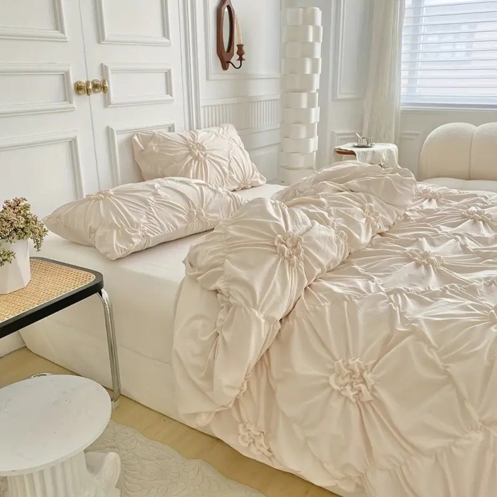 Skanto | RuffledWeave Duvet Sett – Elegant rufsete blomster dynecover sett laget av mikrofiber