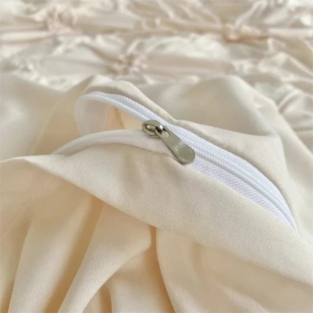 Skanto | RuffledWeave Duvet Sett – Elegant rufsete blomster dynecover sett laget av mikrofiber