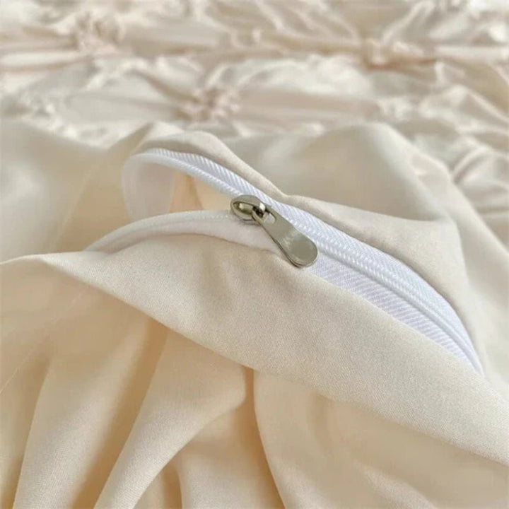 Skanto | RuffledWeave Duvet Sett – Elegant rufsete blomster dynecover sett laget av mikrofiber