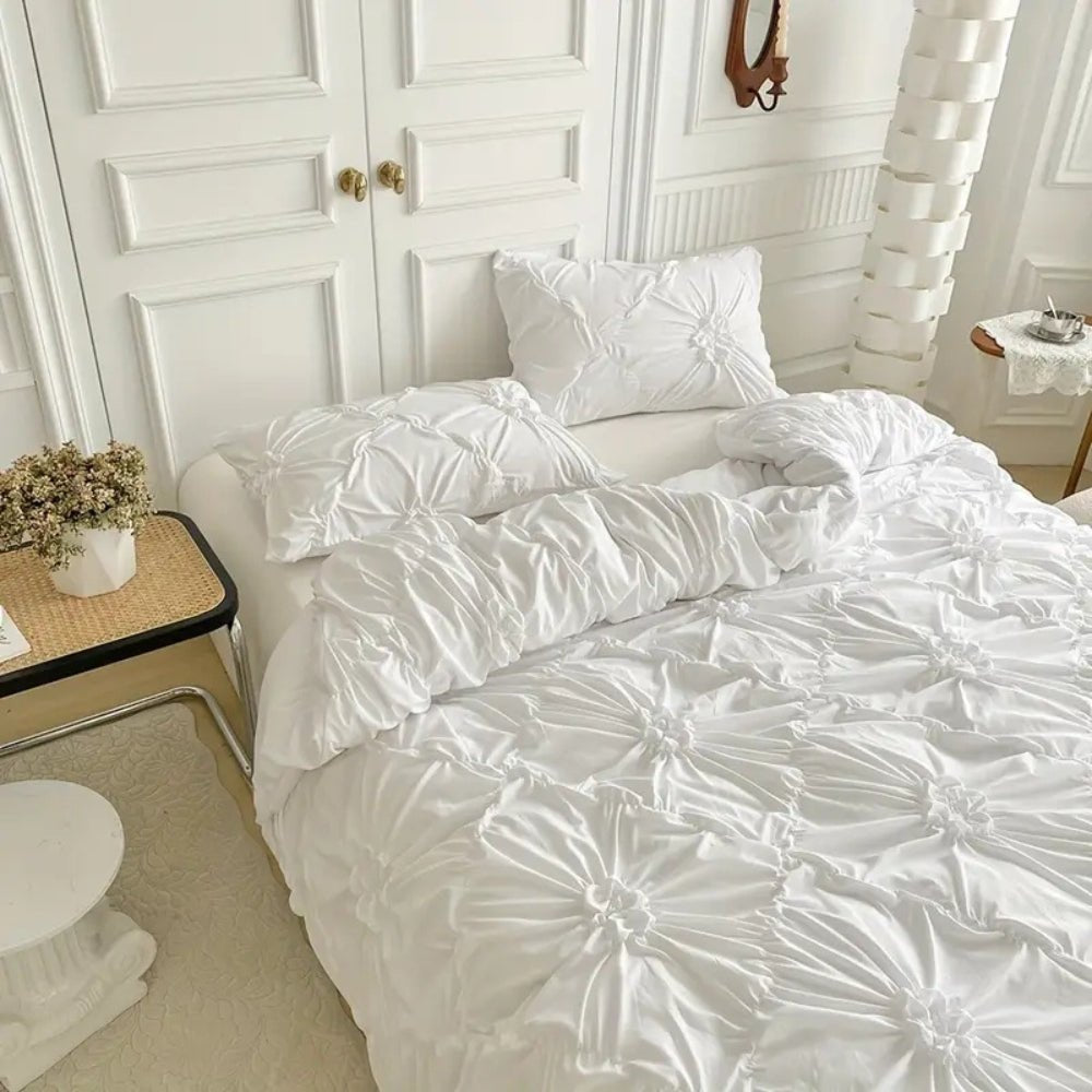 Skanto | RuffledWeave Duvet Sett – Elegant rufsete blomster dynecover sett laget av mikrofiber