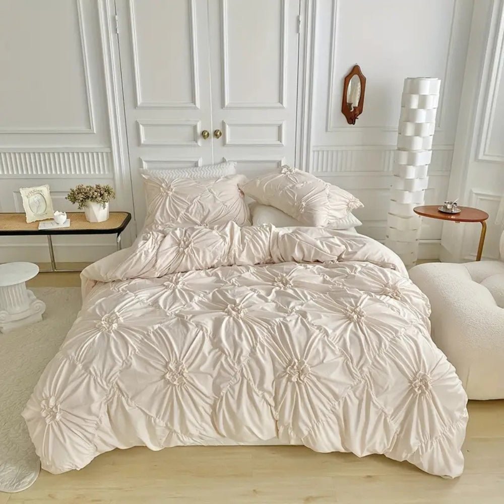 Skanto | RuffledWeave Duvet Sett – Elegant rufsete blomster dynecover sett laget av mikrofiber