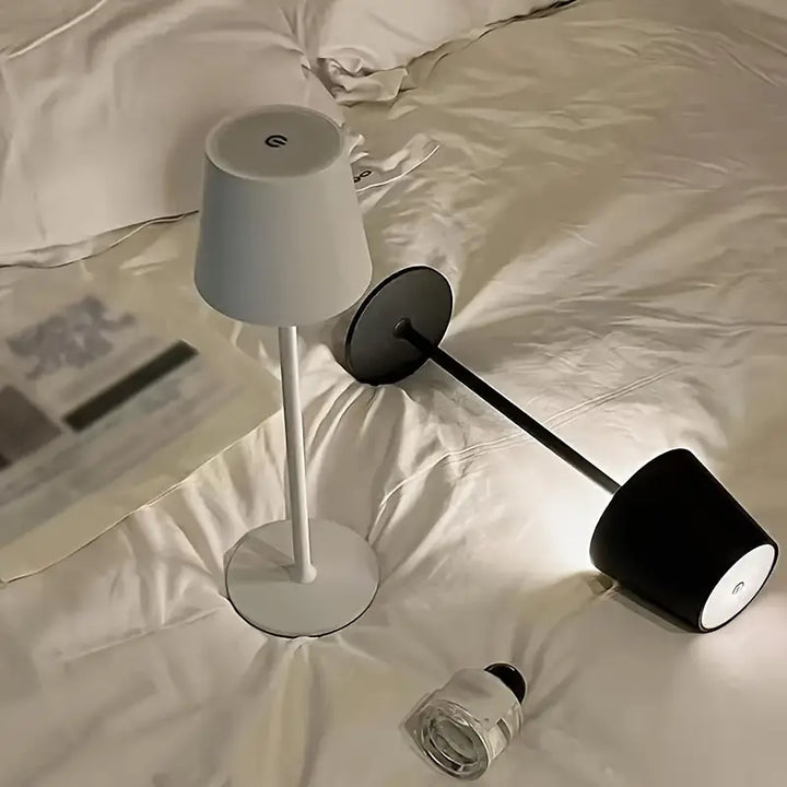 Skanto | LED Bordlampe – Trådløs, Berøringskontroll & Dimmbar Lys