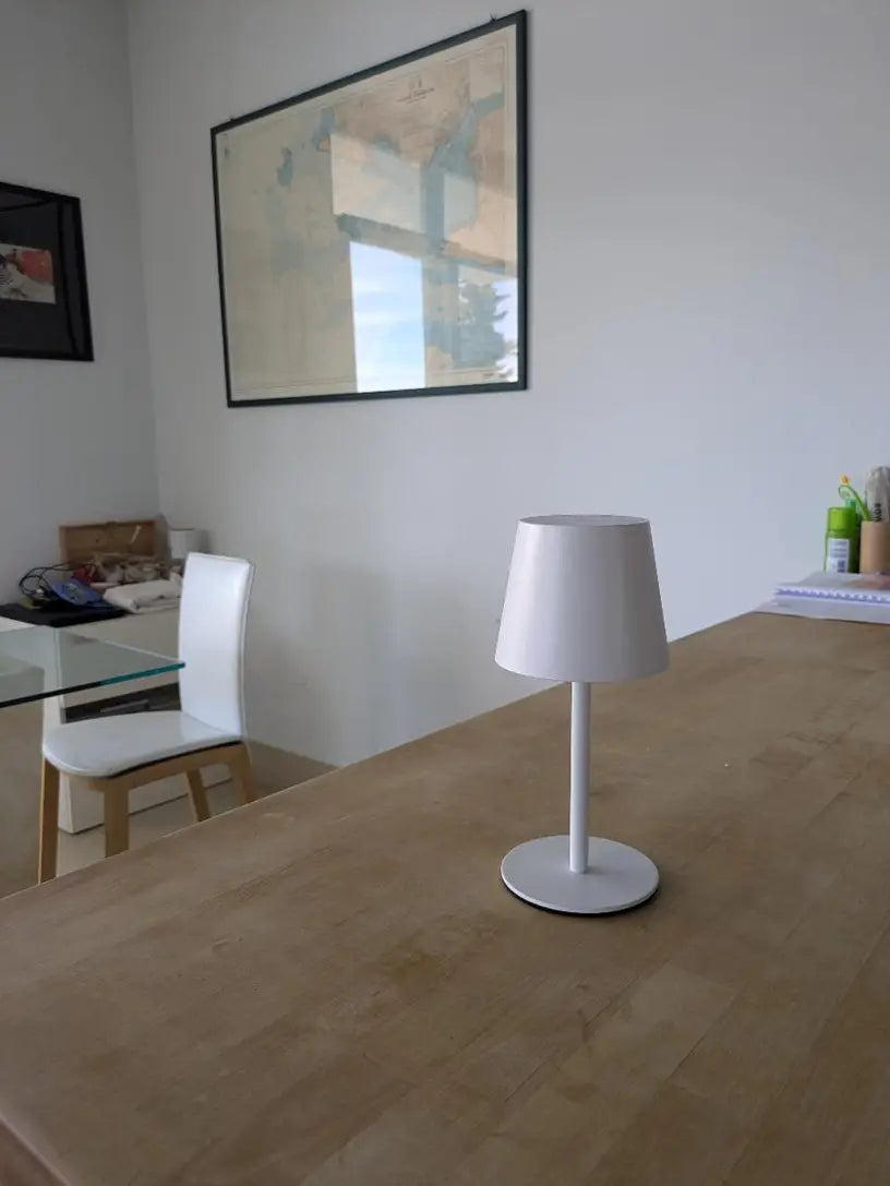 Skanto | LED Bordlampe – Trådløs, Berøringskontroll & Dimmbar Lys