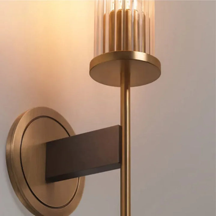 Skanto | Möni | Moderne Vegglampe med Ribbete Glass og Messingfinish