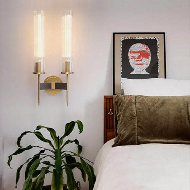 Skanto | Möni | Moderne Vegglampe med Ribbete Glass og Messingfinish