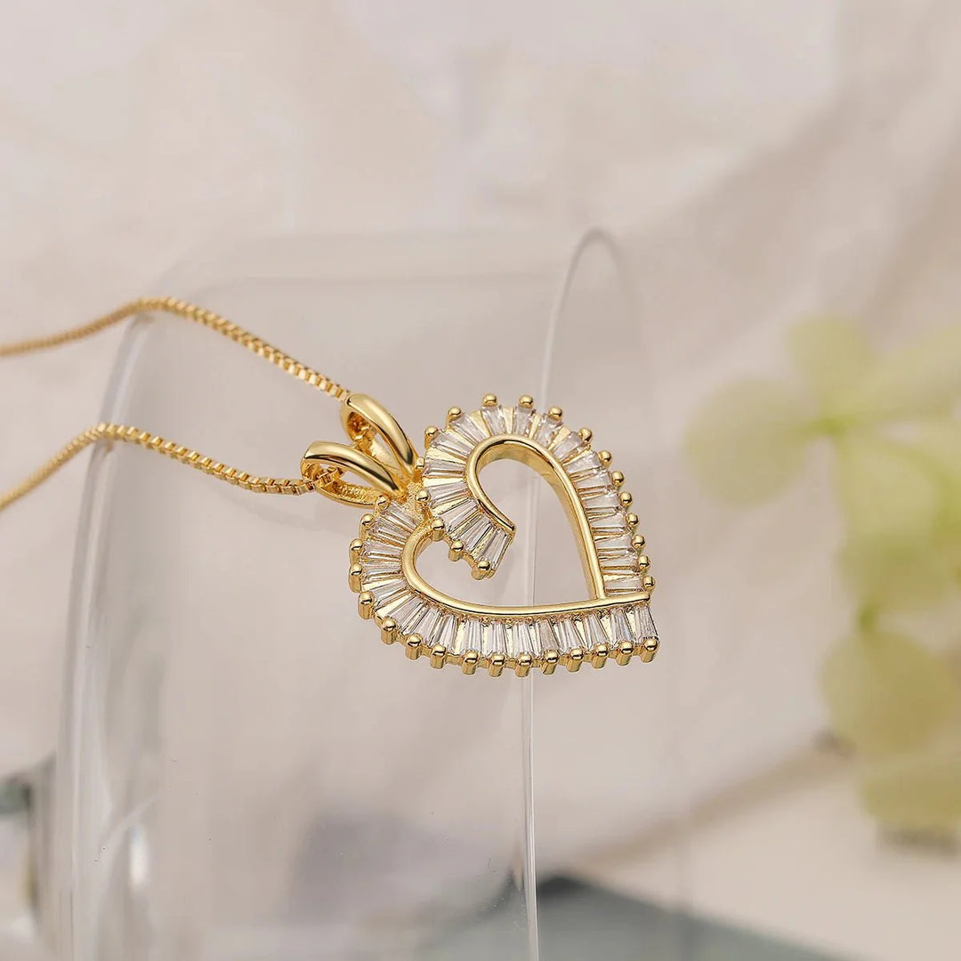 Skanto | Glitrende diamantbelagte hjertehalskjeder