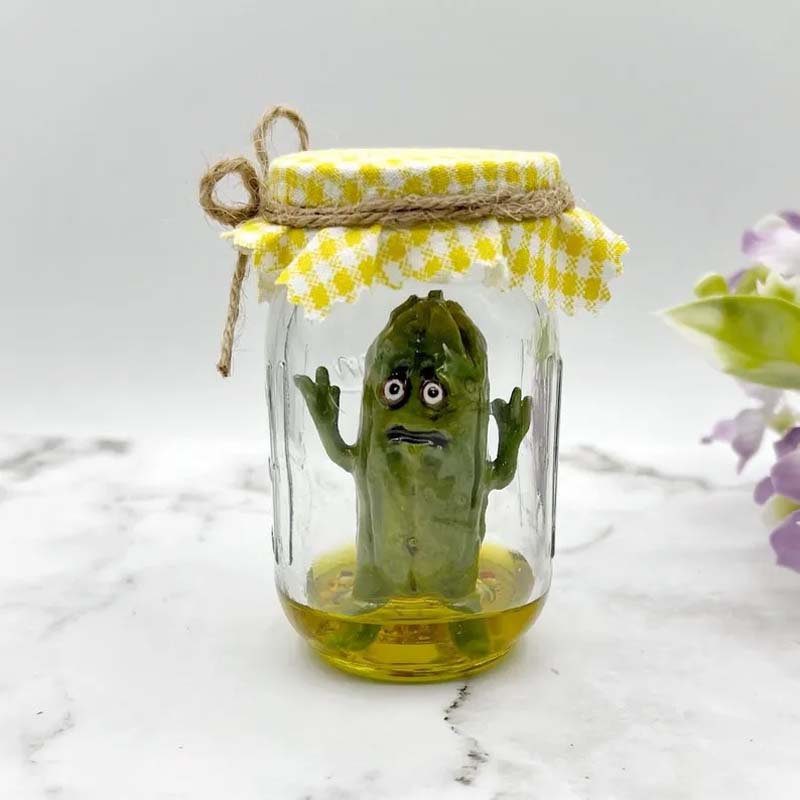 Skanto | Grumpy Pickle in a Jar skulptur