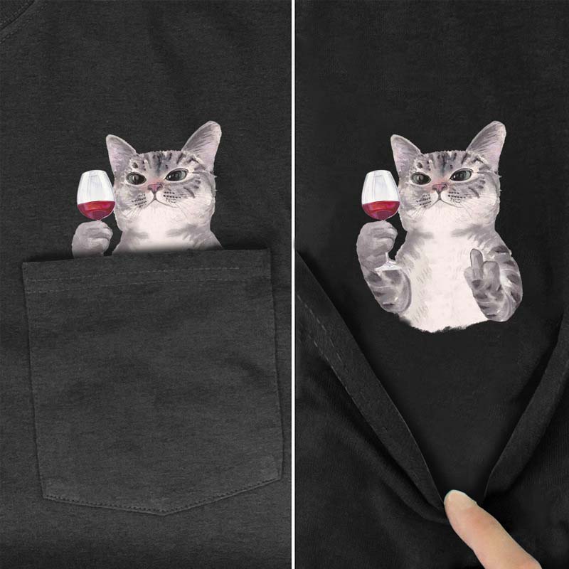 Skanto | Lommer Midt Finger Katt T-skjorte