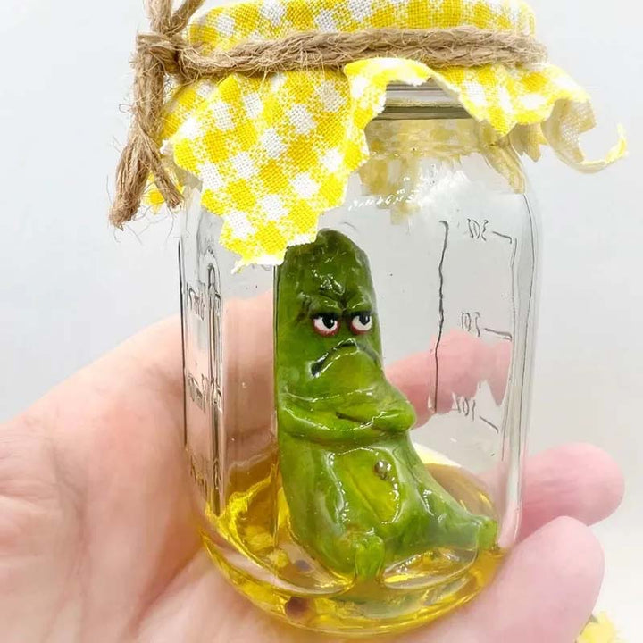 Skanto | Grumpy Pickle in a Jar skulptur