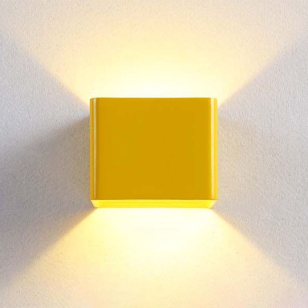LumiBox – Firkantet LED-vegglampe | Modern design i ack, hvit og grønn for soverom og stue