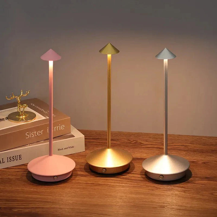 Skanto | Elegant oppladbar metallbordlampe