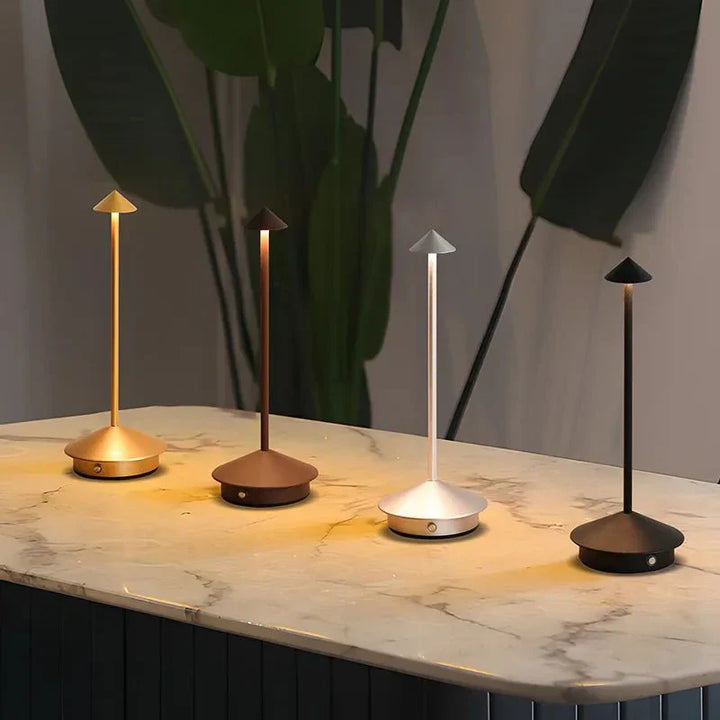 Skanto | Elegant oppladbar metallbordlampe