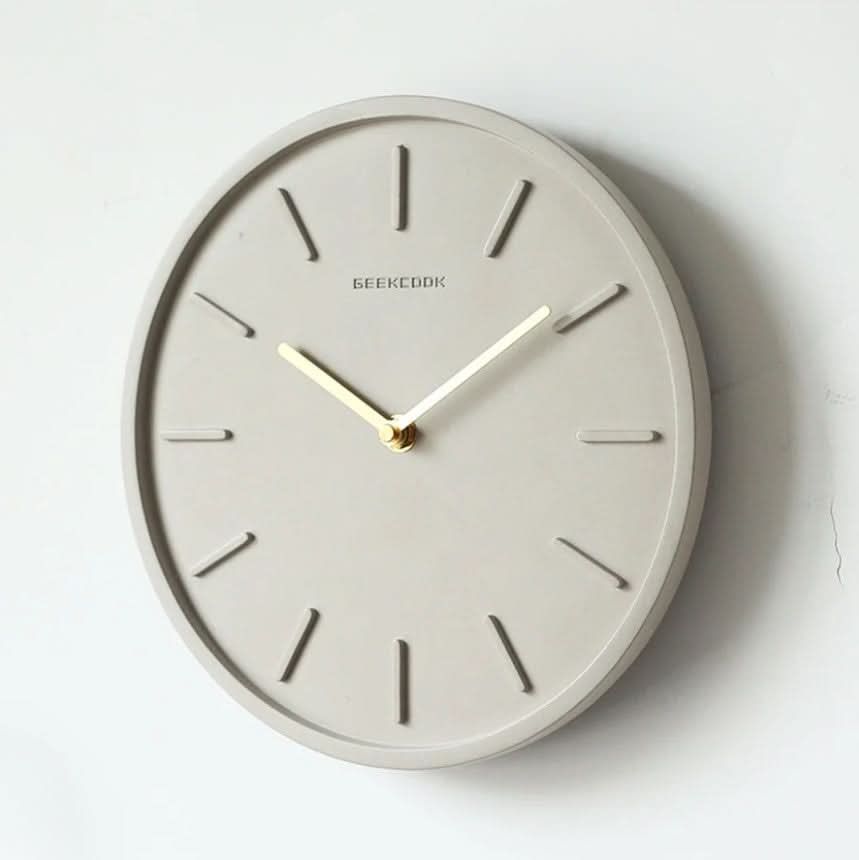 Skandinavische Zementwanduhr med Metallpendel