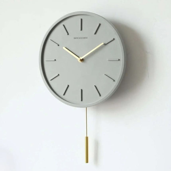 Skandinavische Zementwanduhr med Metallpendel