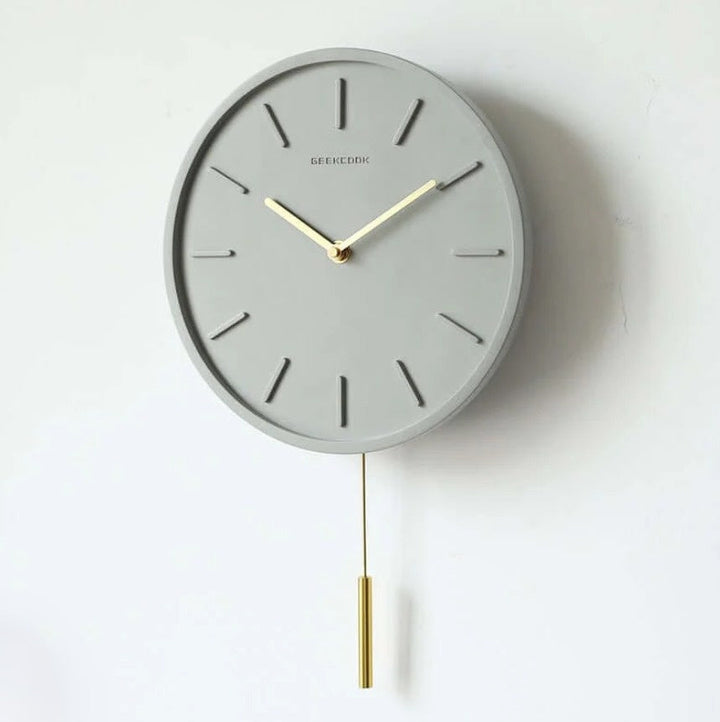 Nordisk sementveggklokke med metallpendel | Minimalistisk skandinavisk klokke for moderne interiør