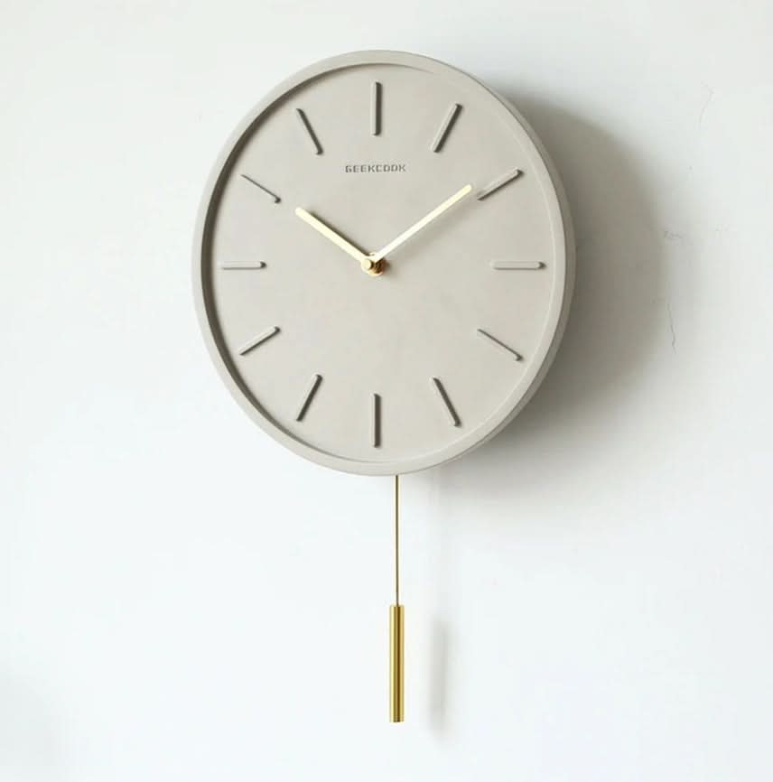 Skandinavische Zementwanduhr med Metallpendel
