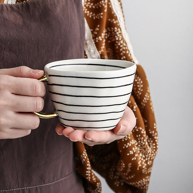 Skanto | Cup med abstrakt geometrisk mønster og gullhåndtak