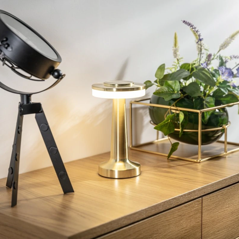 Skanto | Trådlampe med oppladbart LED lys