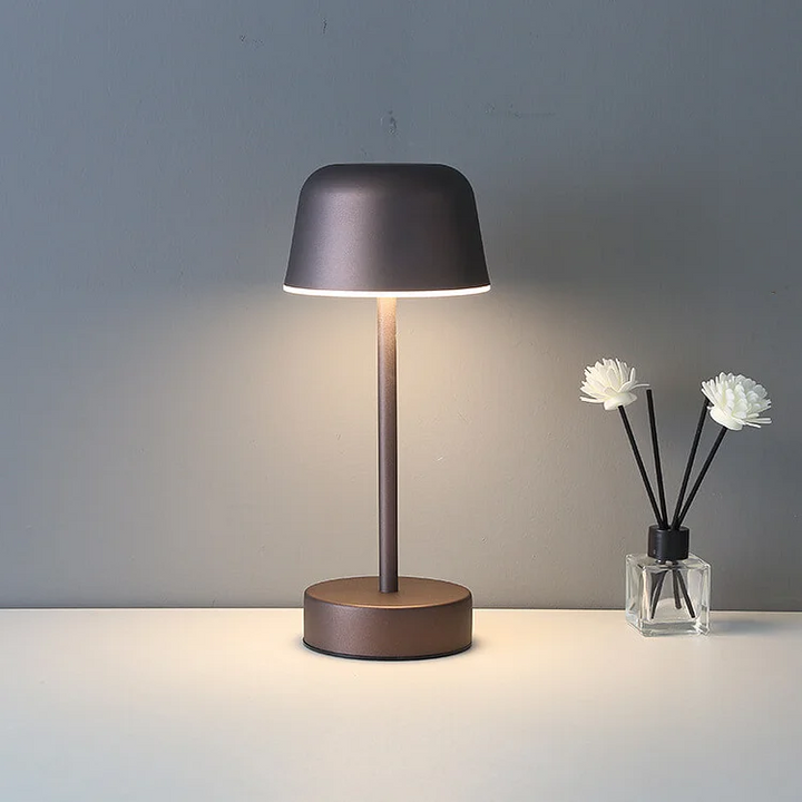 Skanto | Bordlampe med moderne metall dimbar design