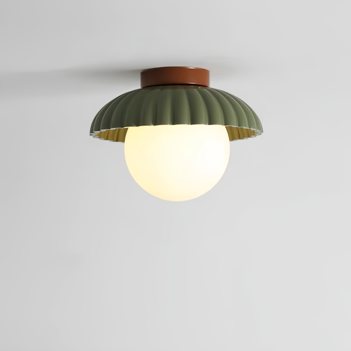 Skanto | Taklampe med en melkefarget glasskjerm som gir varmt lys i gangen