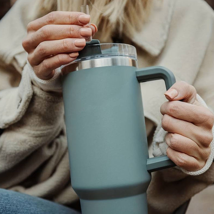 Tumbler Termokopp 1200 ml med håndtak, lokk og sugerør | Skanto