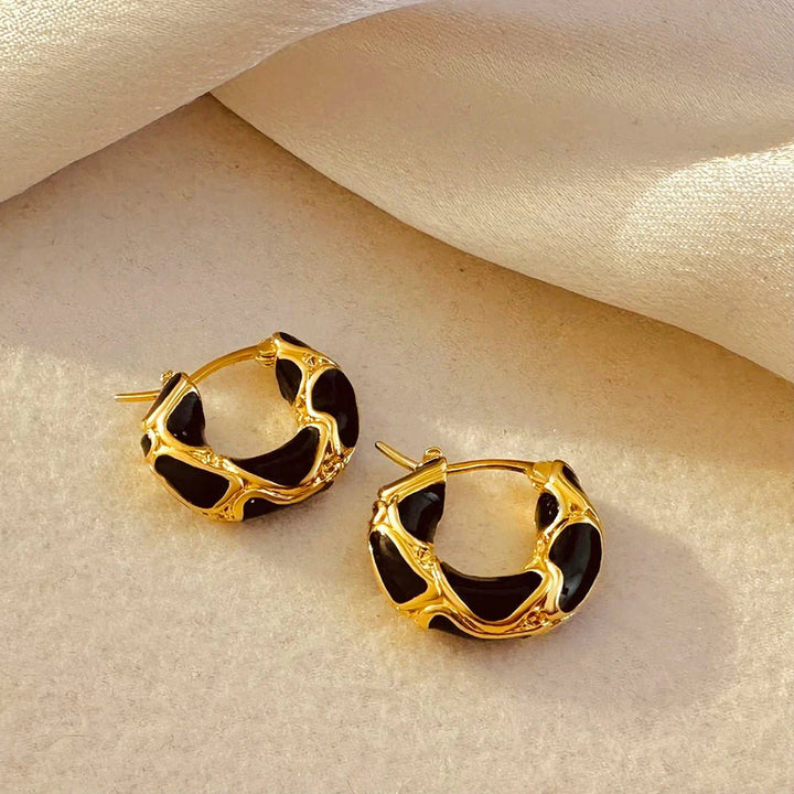 Skanto | Teksturerte gull kontrast hoop øreringer
