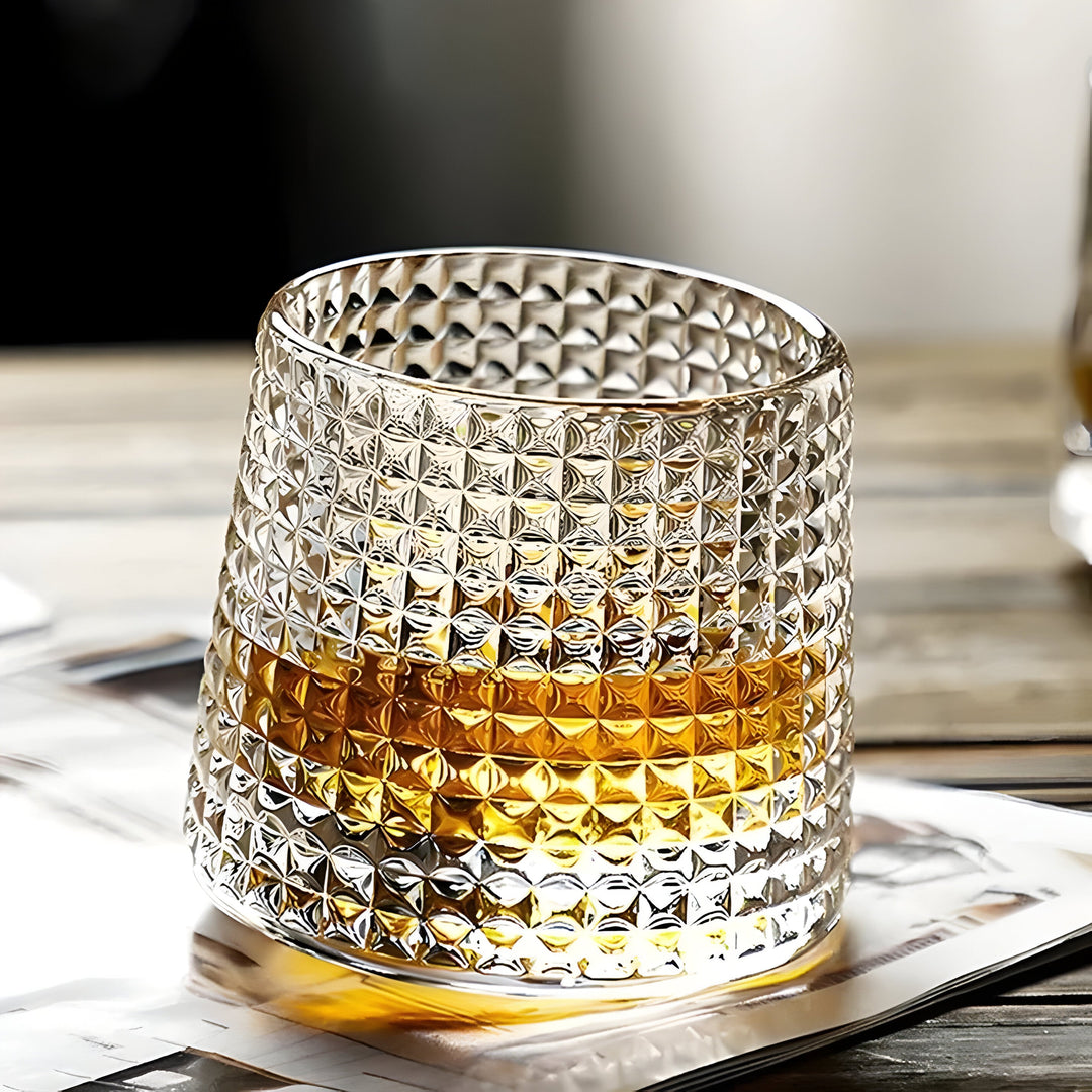 Whiskeyglass med 360° rotasjonsfunksjon – Strukturert design for stilfull drikkeopplevelse | Skanto