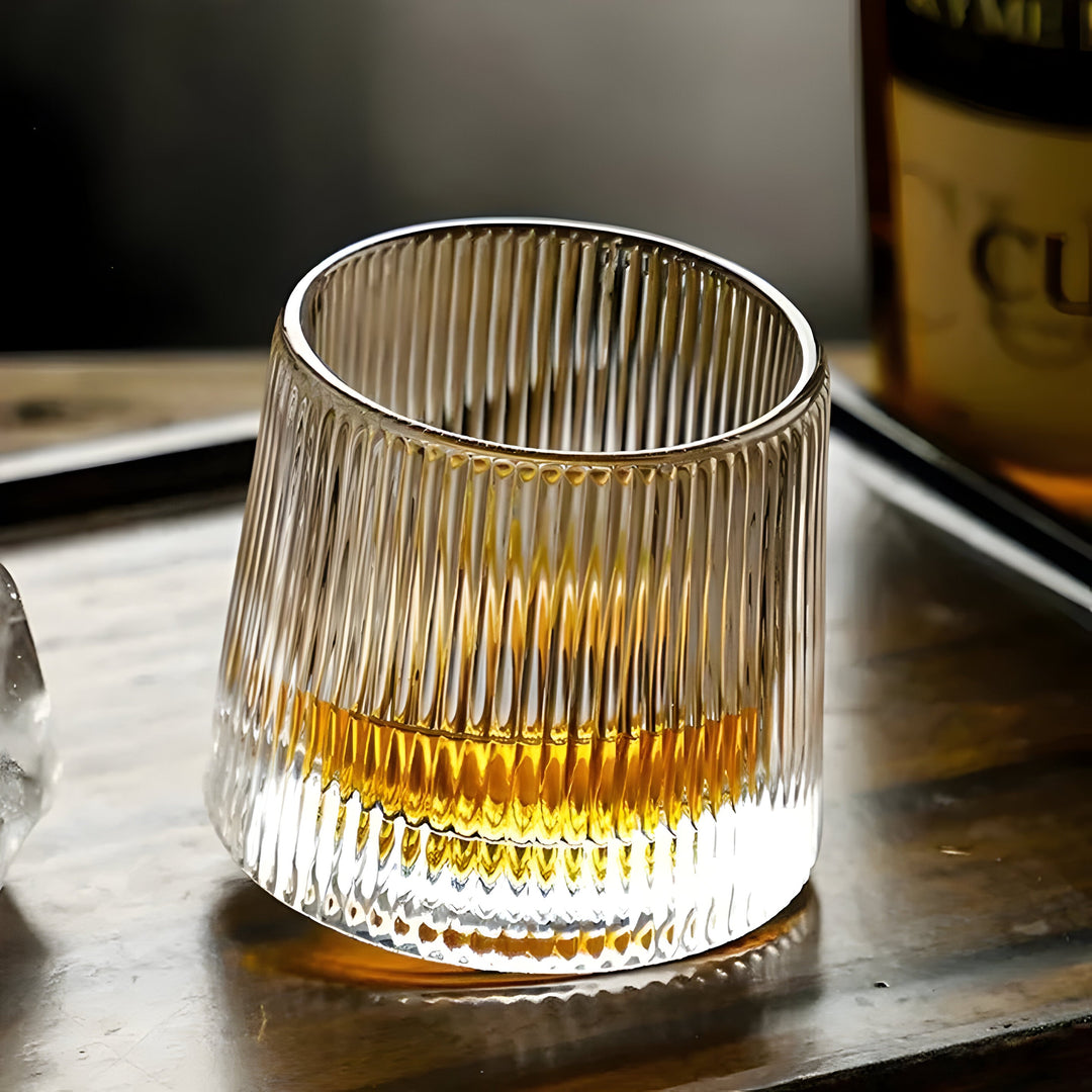 Whiskeyglass med 360° rotasjonsfunksjon – Strukturert design for stilfull drikkeopplevelse | Skanto
