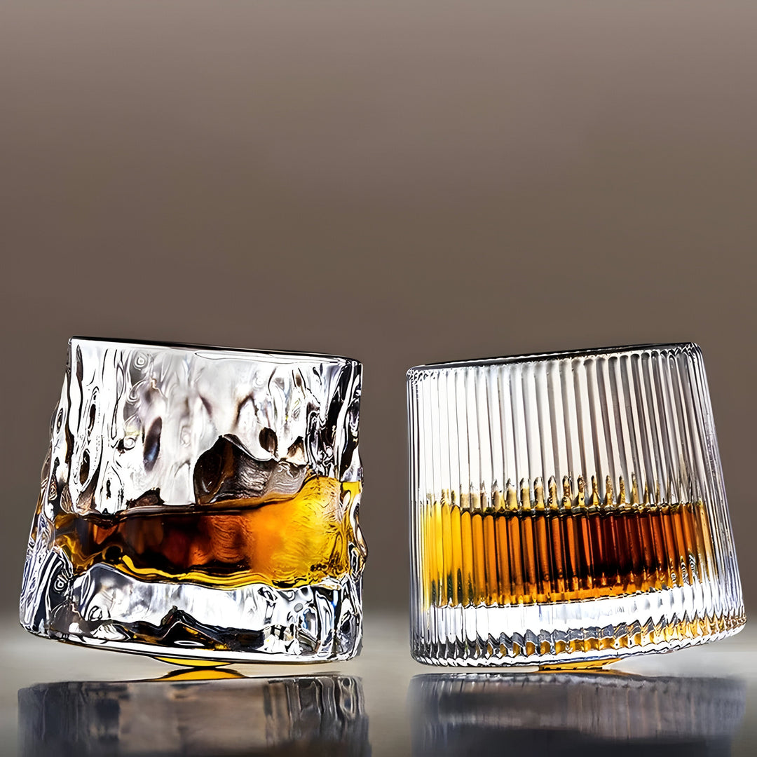 Whiskeyglass med 360° rotasjonsfunksjon – Strukturert design for stilfull drikkeopplevelse | Skanto