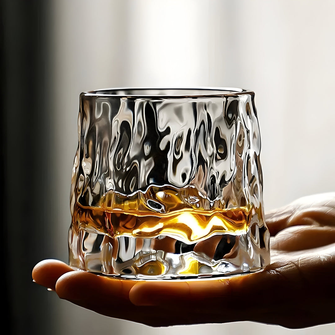 Whiskeyglass med 360° rotasjonsfunksjon – Strukturert design for stilfull drikkeopplevelse | Skanto