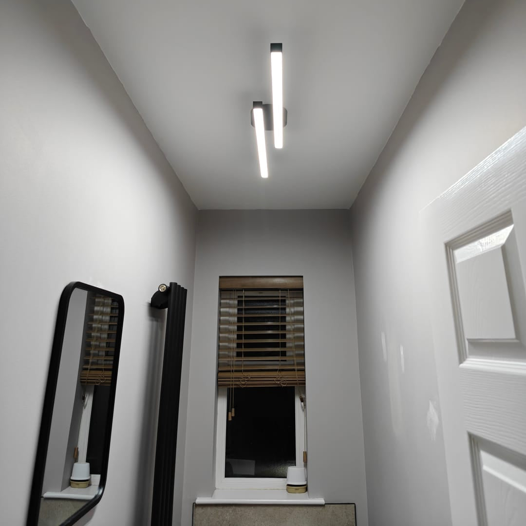 Skanto | Nedsenkede svarte LED-striper av lang lengde