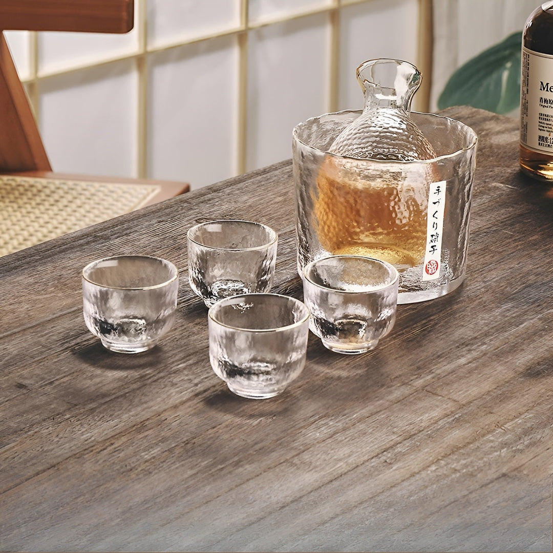 Japansk sake-sett i glass – elegant karaffel med kopper | Perfekt for vin, whisky og likør