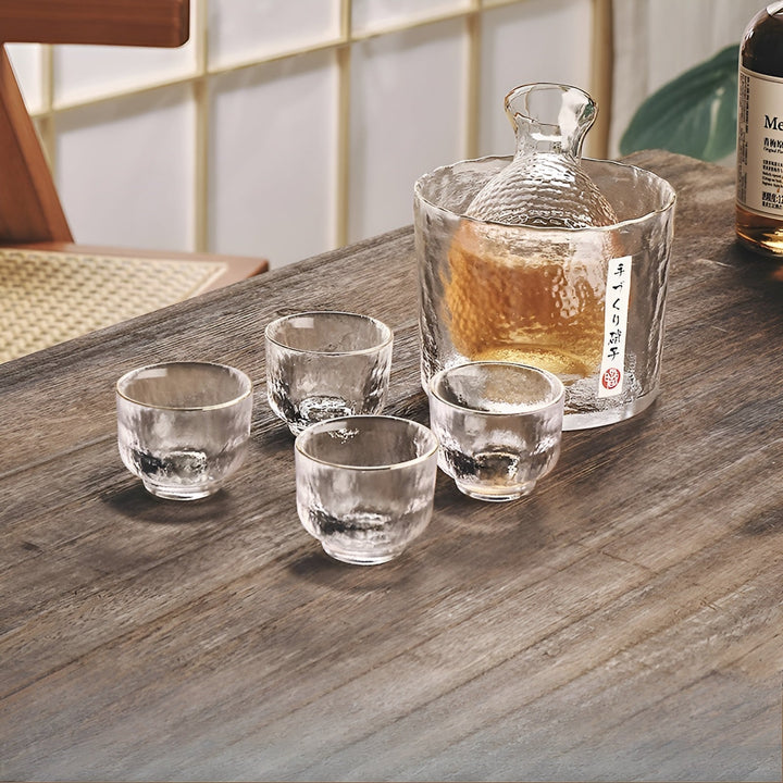 Japansk sake-sett i glass – elegant karaffel med kopper | Perfekt for vin, whisky og likør