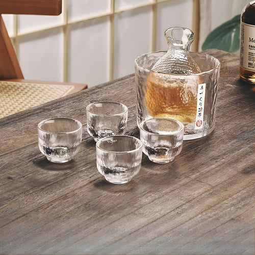 Japansk sake-sett i glass – elegant karaffel med kopper | Perfekt for vin, whisky og likør