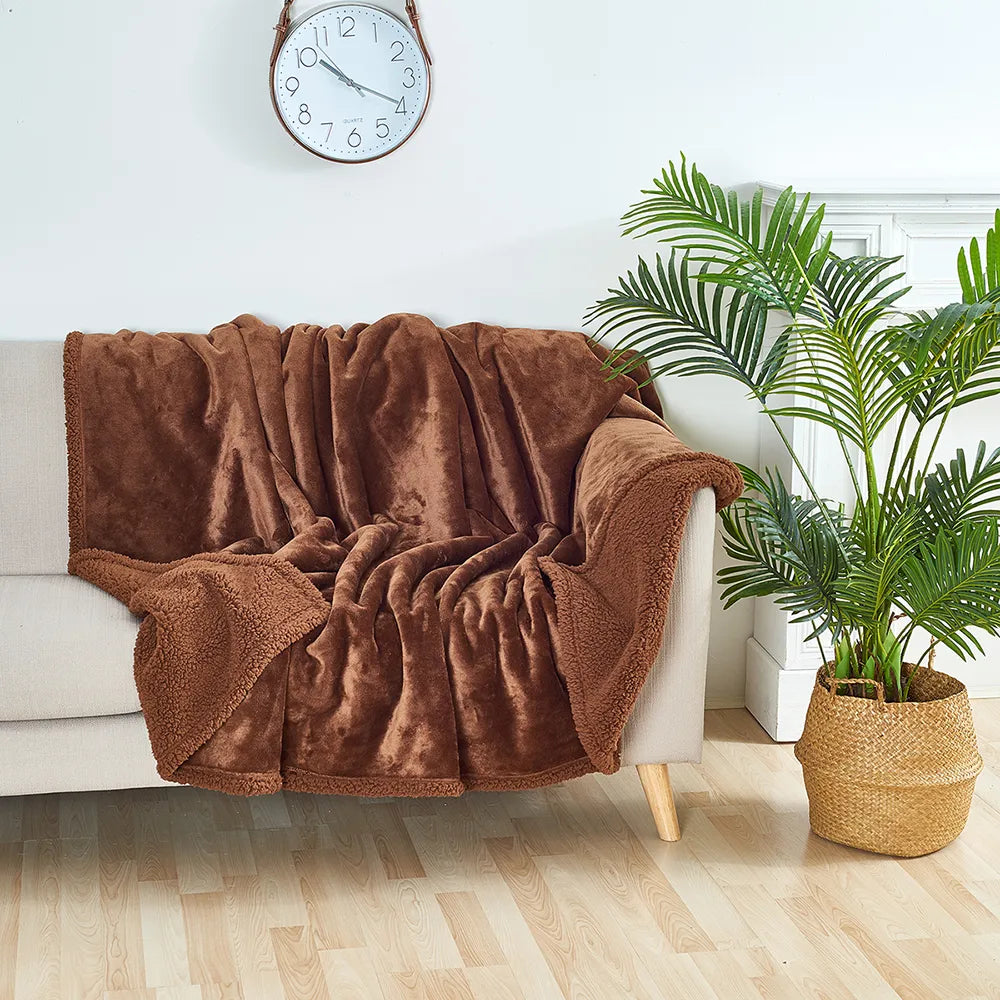 Skanto | CozyGuard Vanntett Teppe – Vendbart, Flekkbestandig & Myk Plysjdesign