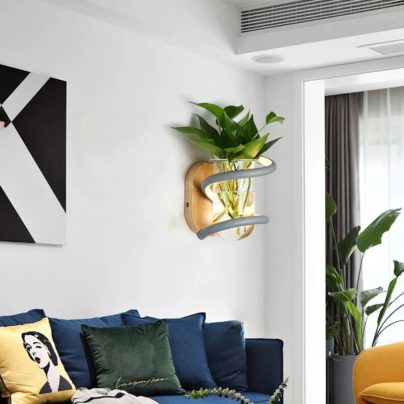 Skanto | VASELUX – Tre vegglampe med integrert LED og dekorativ vase