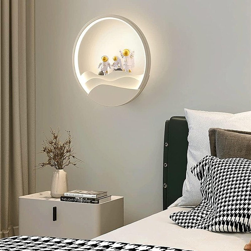 Skanto | Astronaut Vegglampe med TriColor LED Lys - 11" x 11"