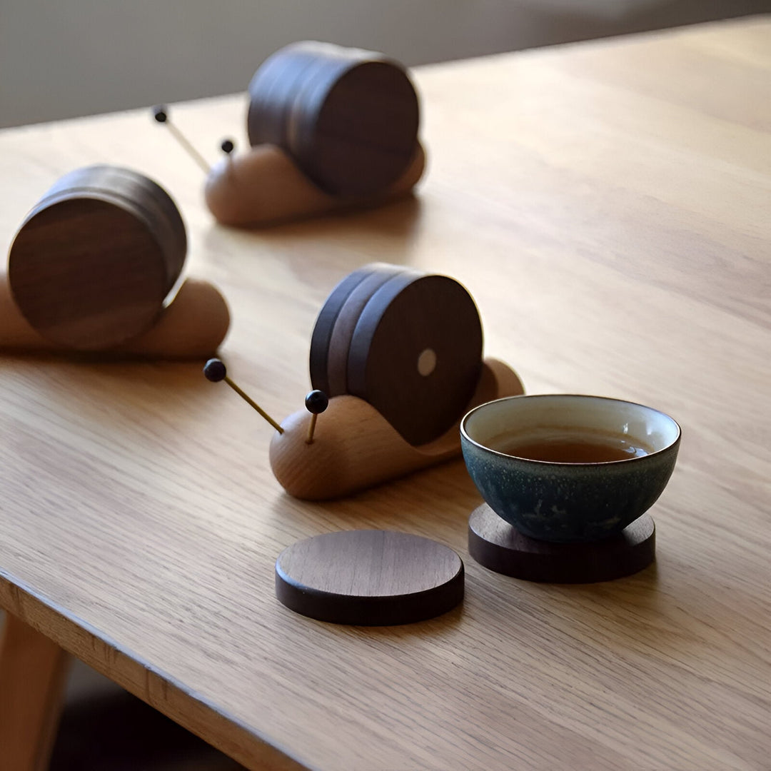 Valnøtt Tre Snegle Te- og Kaffekopptallerken - Søt Dekor | Skanto