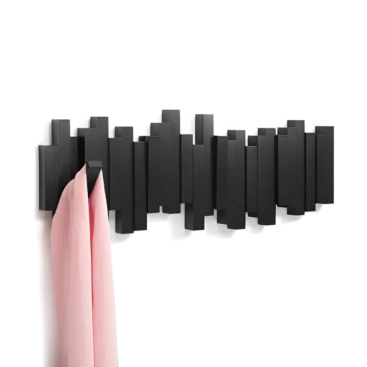 Stilig garderobe i tre – FlexiSkanto magnetiske kroker for bedre organisering | Ideell for soverommet