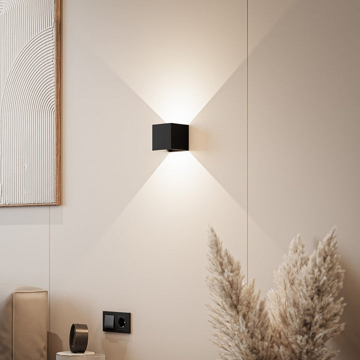 Skanto | LumiGuard - LED vegglampe med varm lys